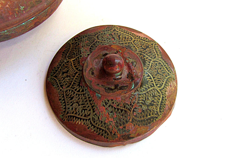 Vintage trinket box. Metal box. Round box. Trinket dish. Copper box. Middle east.Verdigris patina. Oriental box. Engraved copper.