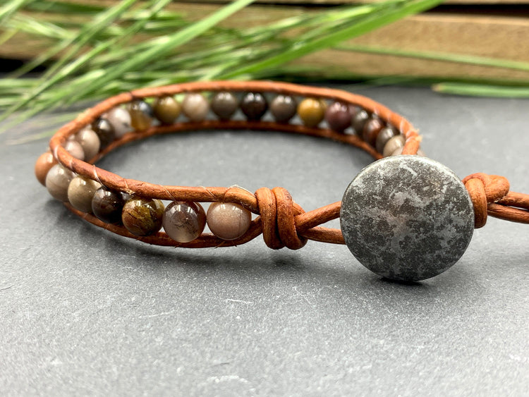 Wickelarmband Versteinertes Holz und Leder Vintage Stil - Bohoarmband Festivalstil- viele Edelsteine möglich - Geschenk Perlenarmband unisex