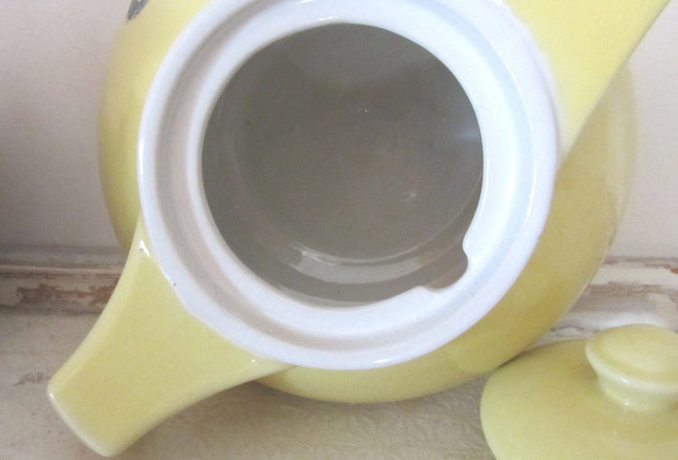 Vintage teapot. Mid century ceramic. Teapot vintage. Kettle. Ceramic teapot. Tea kettle. Tea kettle vintage. Yellow teapot. Large teapot.