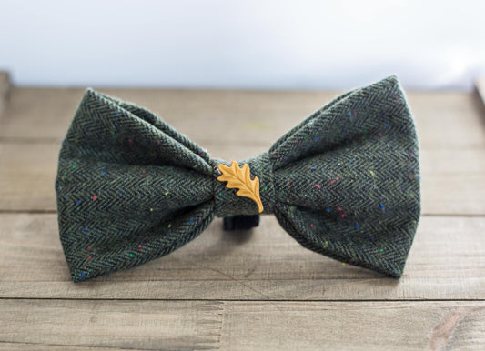 Fall Flannel Bowtie with Leaf, Fall Fashion, Fall Bowtie, Pet Bowtie, Dog Bow tie, Dog Bowtie, Leaf Bowtie