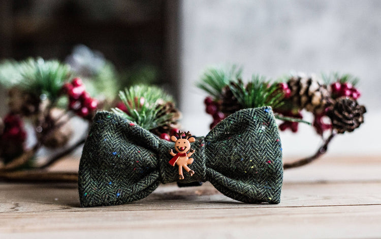 Happy Reindeer- Green Flannel with Reindeer, Reindeer Dog Bowtie , Holiday Dog Bowtie, Christmas Dog Bow tie, Christmas Cat Bow Tie