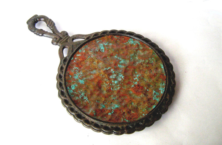 Kitchenware vintage. Pot stand. Cast iron trivet. Rusty metal. Copper trivet. Copper patina. Upcycled vintage. CIJ.