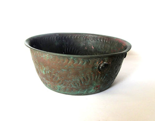 Planter. Rustic copper. Farmhouse chic. Copper patina.Garden pot. Metal planter. Rustic planter. Old rustic copper planter. Vintage.