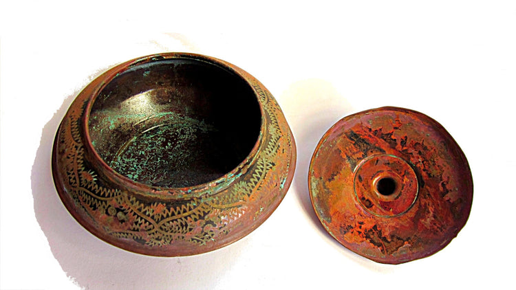 Vintage trinket box. Metal box. Round box. Trinket dish. Copper box. Middle east.Verdigris patina.  Oriental box. Engraved copper.