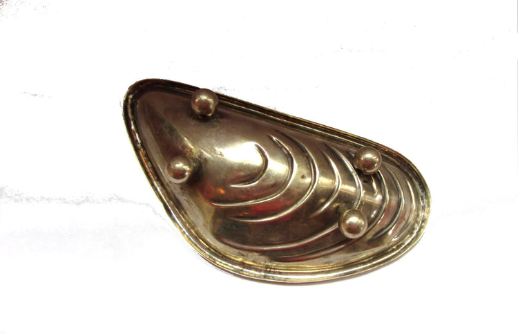 Silver bowl. Small bowl. Trinket bowl. Metal bowl. Footed bowl. Copper bowl. Shell bowl. Silver plated copper shell bowl.
