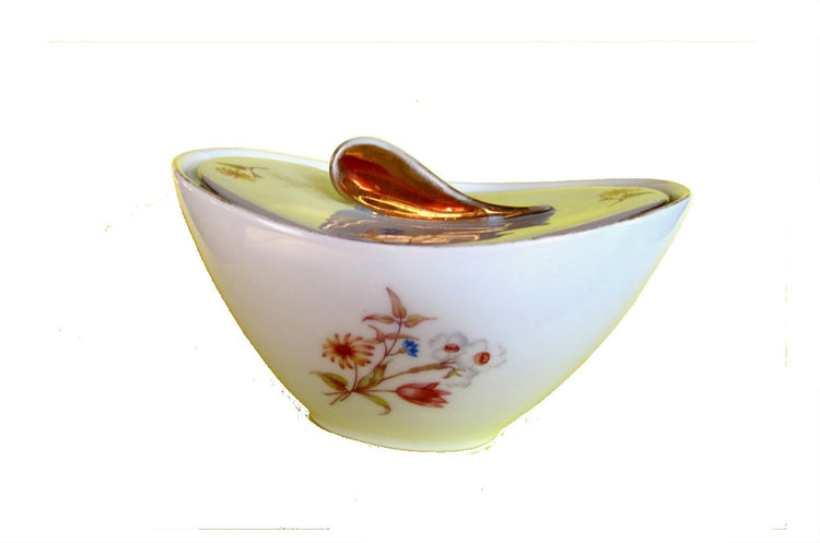 White porcelain sugar bowl. Mid century ceramic. Rosenthal. Floral china. Gold trim. Trinket bowl. Ceramic sugar bowl. With lid. Germany.