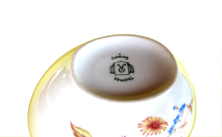 White porcelain sugar bowl. Mid century ceramic. Rosenthal. Floral china. Gold trim. Trinket bowl. Ceramic sugar bowl. With lid. Germany.