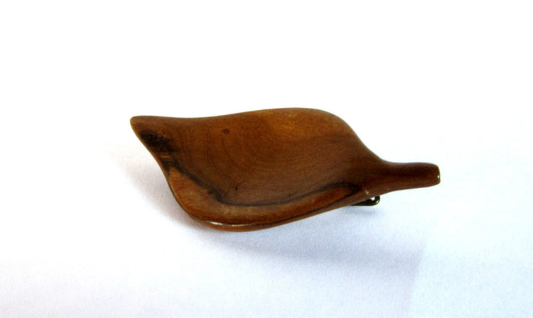 Vintage leaf brooch. Leaf pin. Wood pin. Leaf brooch. Wood brooch.  Brown pin. Brown brooch. Vinatge figural wood leaf brooch.