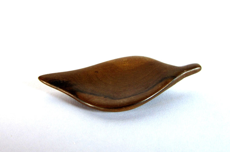 Vintage leaf brooch. Leaf pin. Wood pin. Leaf brooch. Wood brooch.  Brown pin. Brown brooch. Vinatge figural wood leaf brooch.