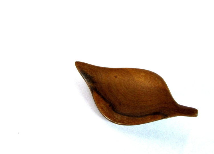 Vintage leaf brooch. Leaf pin. Wood pin. Leaf brooch. Wood brooch.  Brown pin. Brown brooch. Vinatge figural wood leaf brooch.